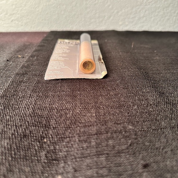 L'Oreal Feel Naturale Concealer - Medium Tan - Picture 4 of 4